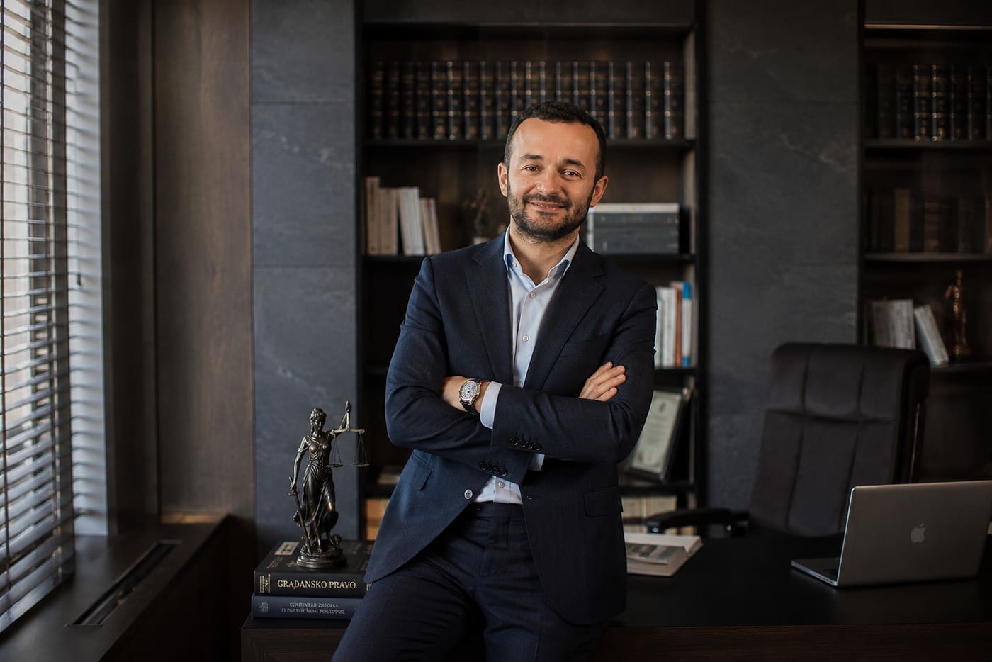 Advokat Mihajlo Savić u svojoj kancelariji